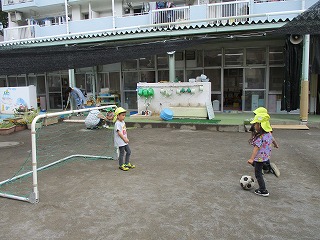 園庭でサッカー遊び