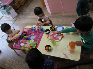 室内でおままごと遊び