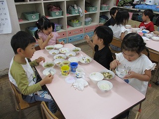 給食を食べる