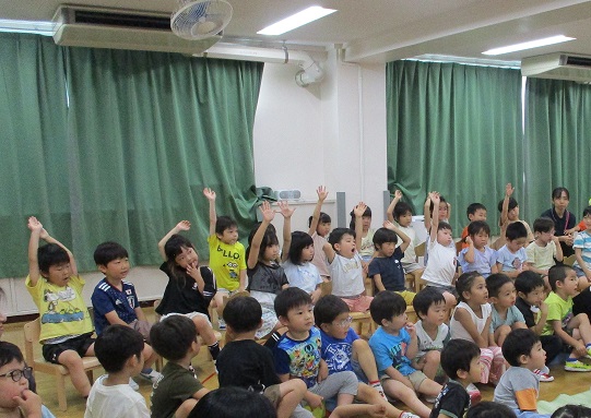 七夕集会に参加し、手をあげる子どもたち