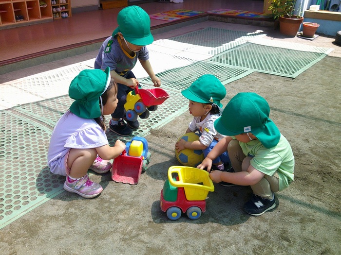 2歳児ダンプカー遊びの様子