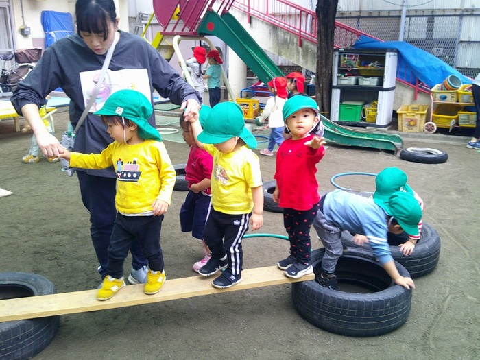 2歳児一本橋渡りの様子