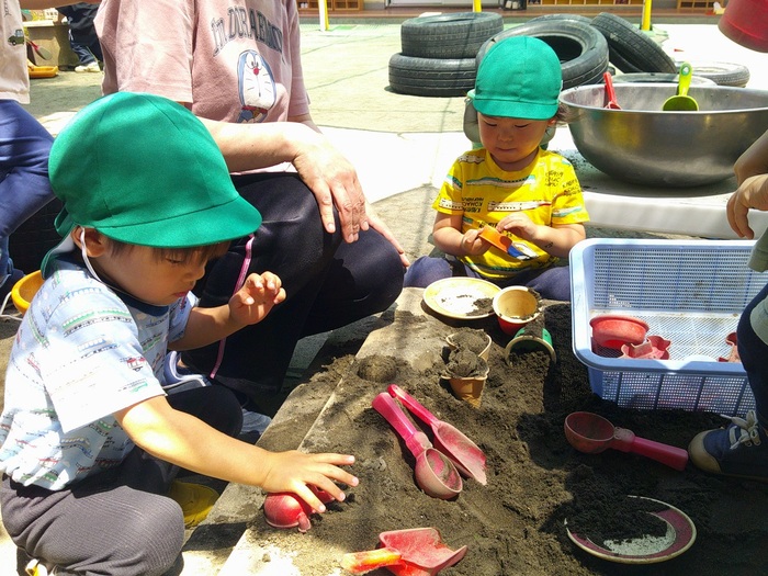 2歳児砂場遊びの様子