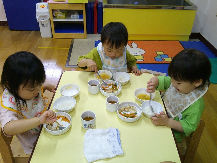 2歳児食事の様子