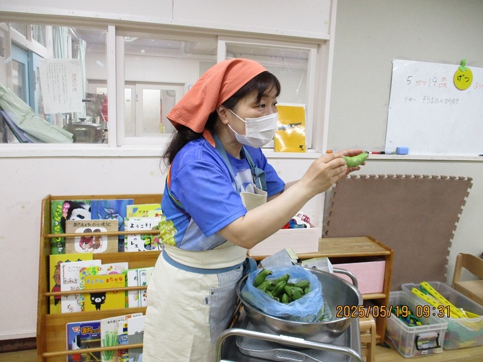 栄養士が説明する様子