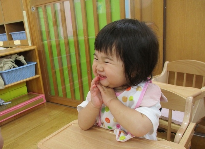 1歳児が笑っている様子
