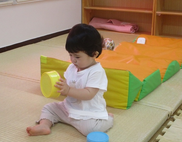 1歳児が部屋で遊ぶ様子