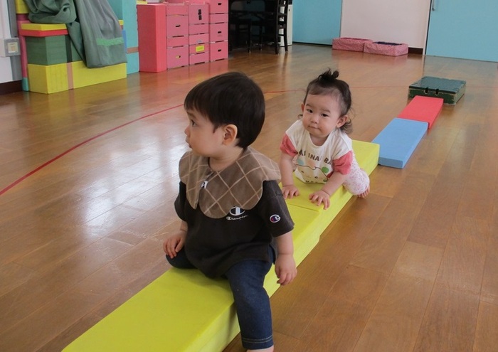 1歳児がウレタン積み木に座る様子