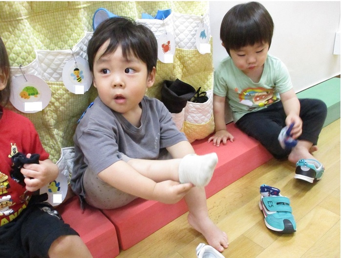 1歳児が靴下をはく様子