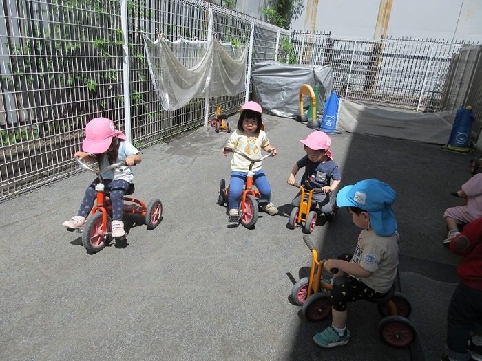 三輪車で遊んでいる様子の写真
