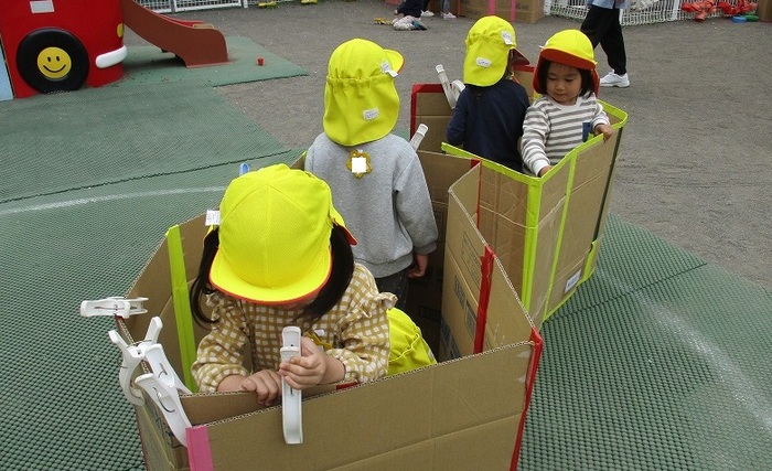 園庭で遊んでいる様子の写真
