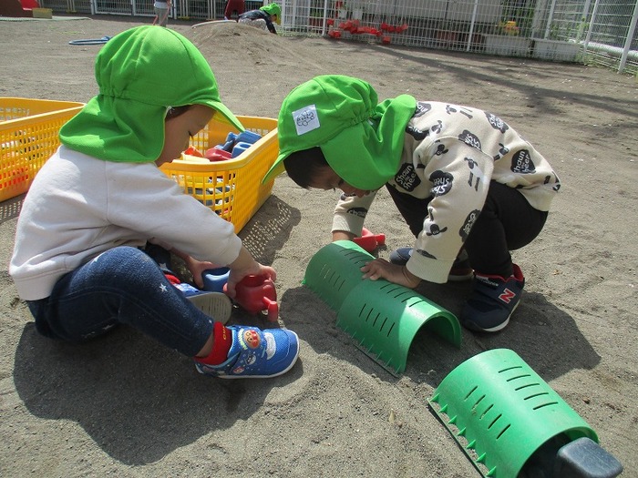 砂場で遊んでいる様子の写真