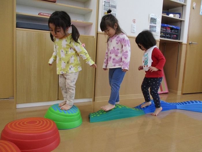 ホールで遊んでいる様子の写真