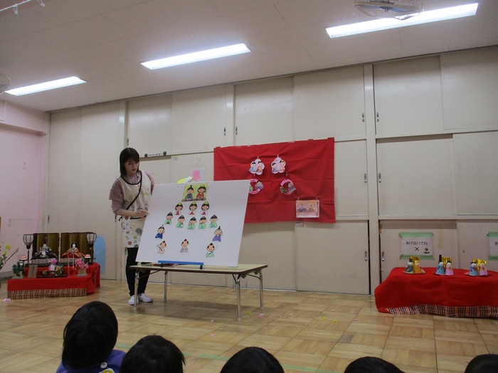 ひな祭りについてのパネルシアターをしている様子です。