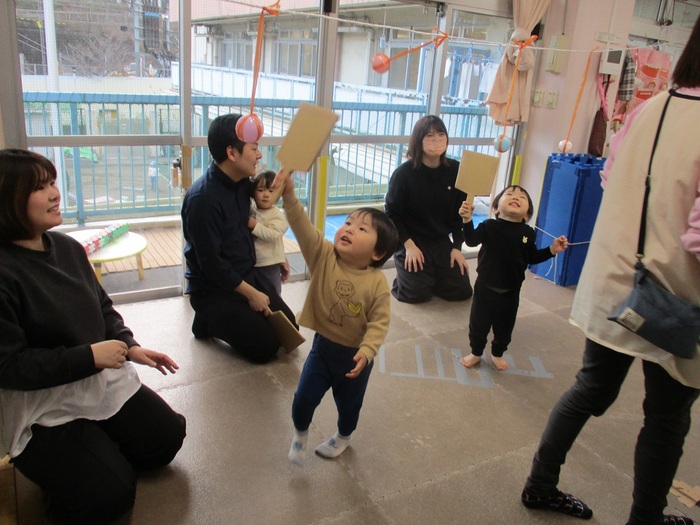 1歳児が親子で遊ぶ様子