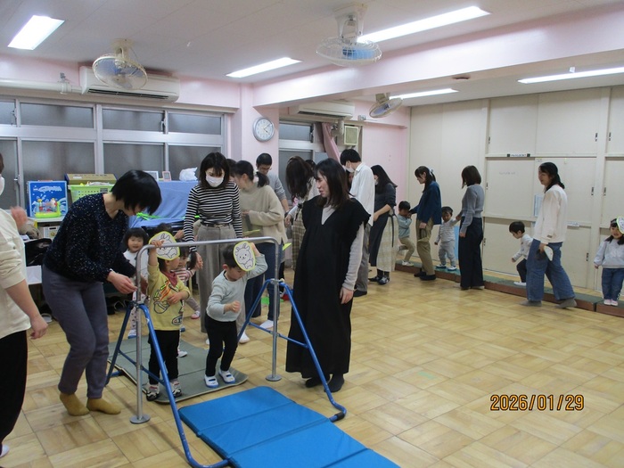2歳児が親子で遊ぶ様子