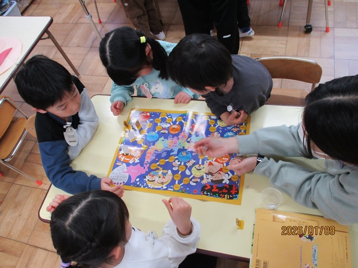 子どもがすごろくをする様子