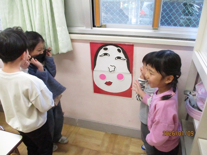子どもが福笑いをする様子