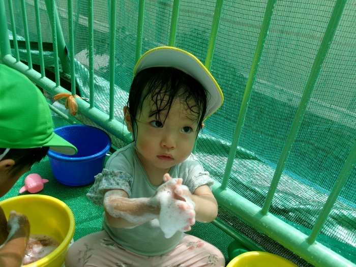 手に泡をつけているところ