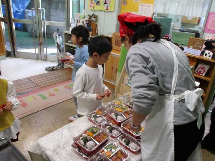 お弁当をもらいにきているところ