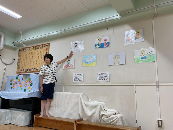 プールの使い方を絵で知らせているところ