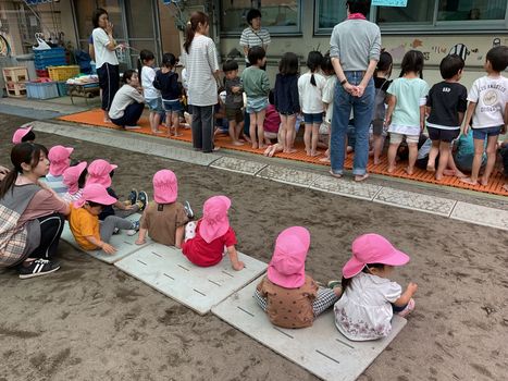 テープカットを見ているところ