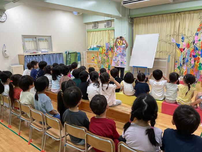 笹飾りを見せているところ