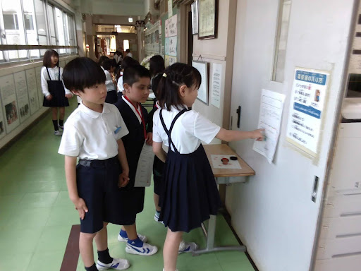 2年生が1年生に教室を案内している様子