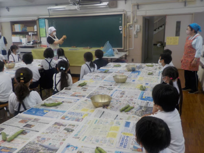 そら豆の皮を剥いている様子