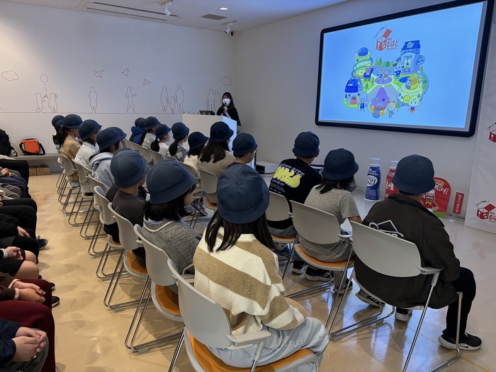 明治なるほどファクトリーの説明を聞いている様子