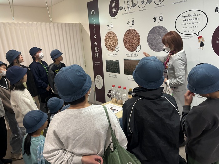 しょうゆについての話を聞いている様子