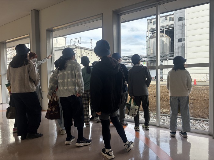 しょうゆについての話を聞いている様子