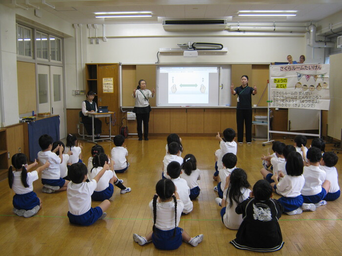 目の体操(ビジョントレーニング)を行っている様子