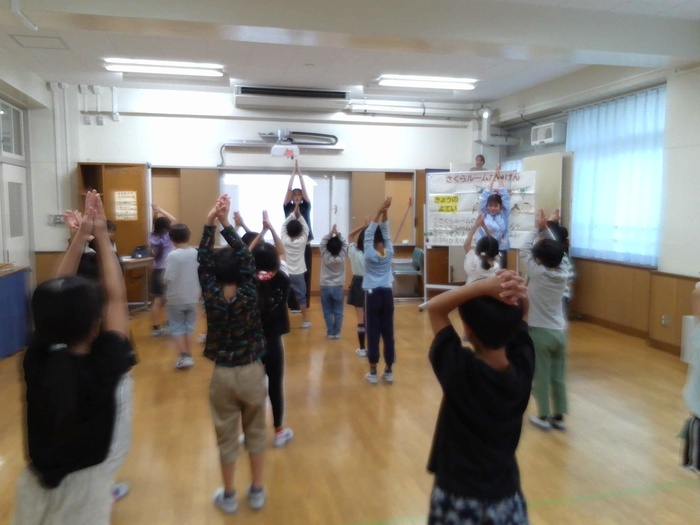 まねっこ体操(体を動かす活動)の様子