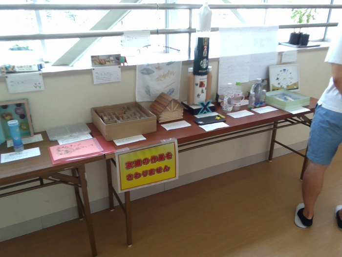 廊下に展示された夏休み作品