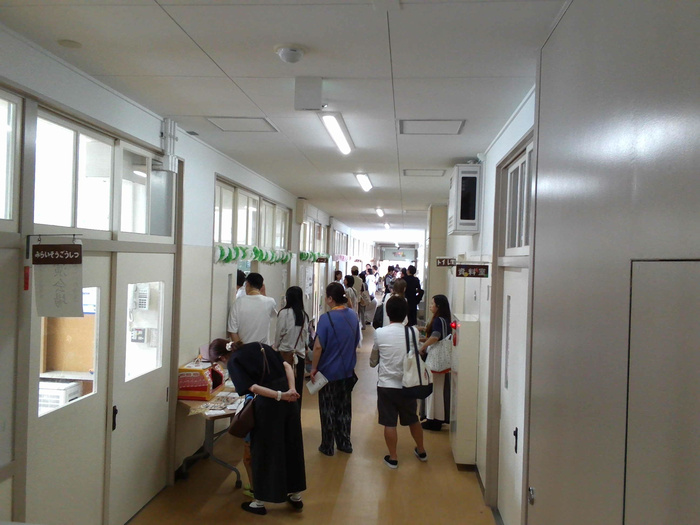 保護者の方々が夏休みの作品を鑑賞している様子。