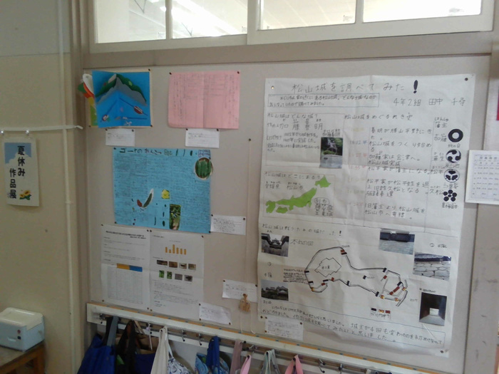 廊下の壁に掲示された夏休み作品