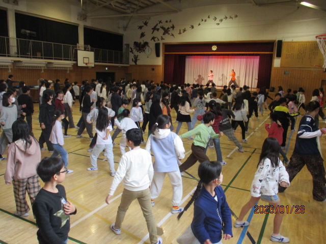 児童の踊る様子