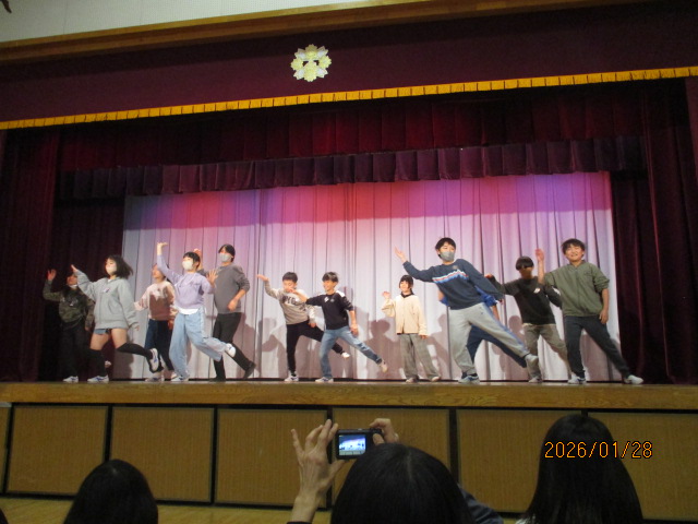 児童のみの踊る様子
