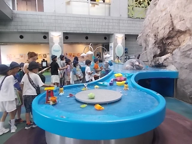 水の科学館の広場