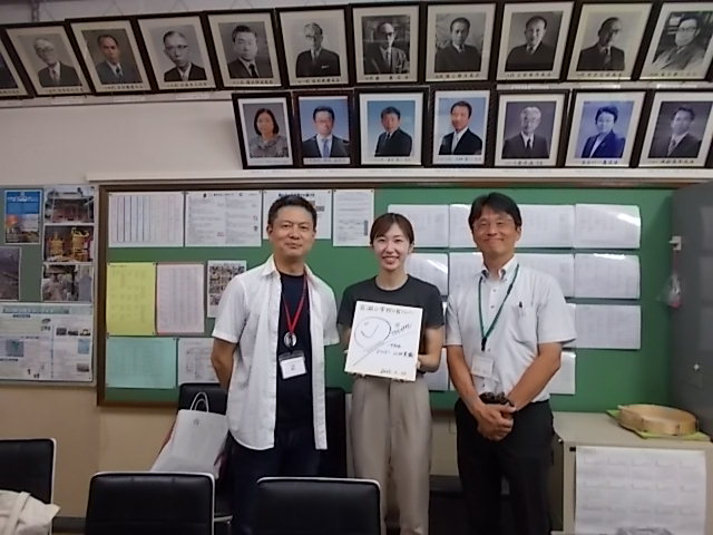PTA会長と校長先生と記念撮影
