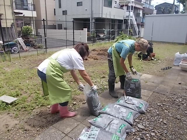 畑の土入れ