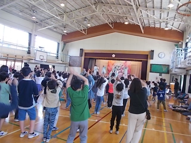 最後は全校みんなでダンス