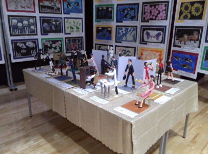 6年生の立体作品「願いを形に」の展示風景