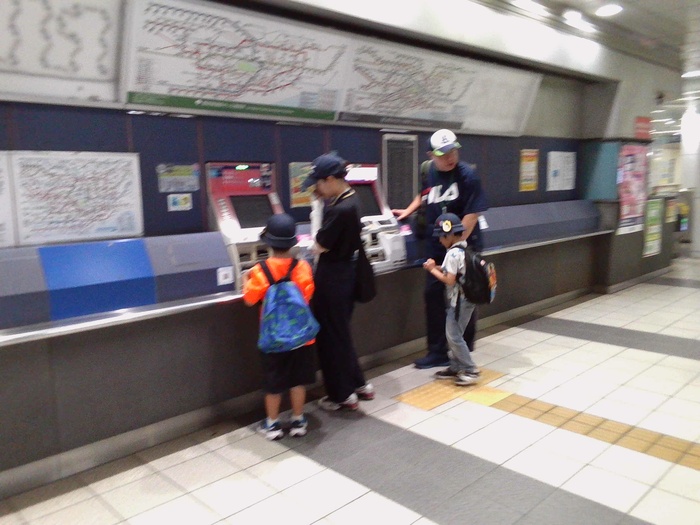 切符を買う児童の様子