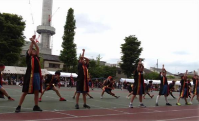 ソーラン節を踊る6年生の様子
