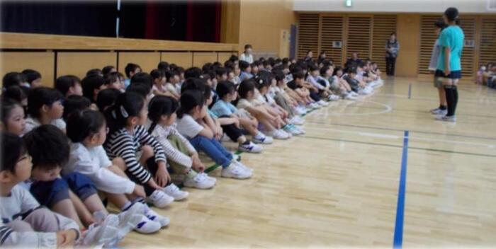 代表委員の児童から1年生へ歓迎の言葉を伝えている様子