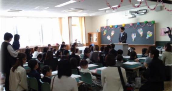 入学式後の1年生教室で担任の先生が1年生に話している様子