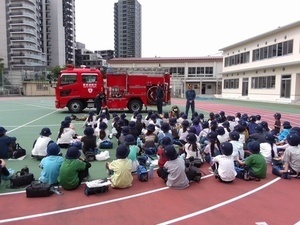 消防署の方の話を聞く児童の様子