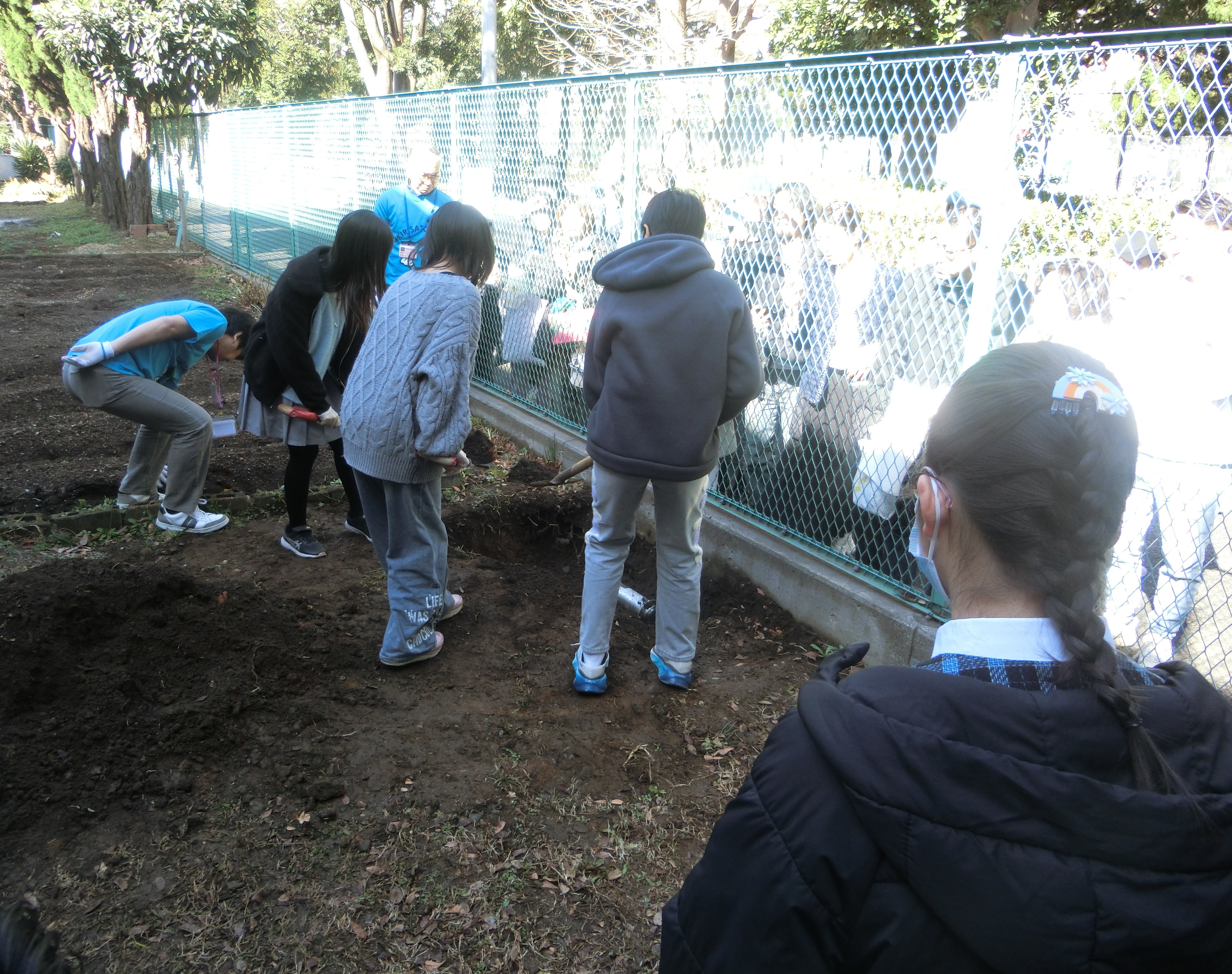 タイムカプセルを埋める様子